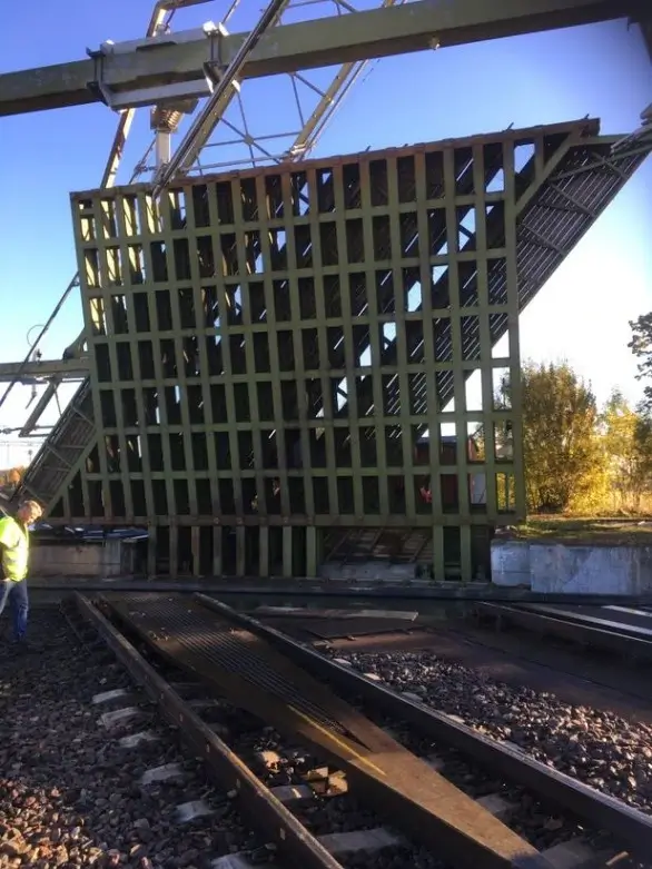 Limträbro konstruktion pågår av Pindaros
