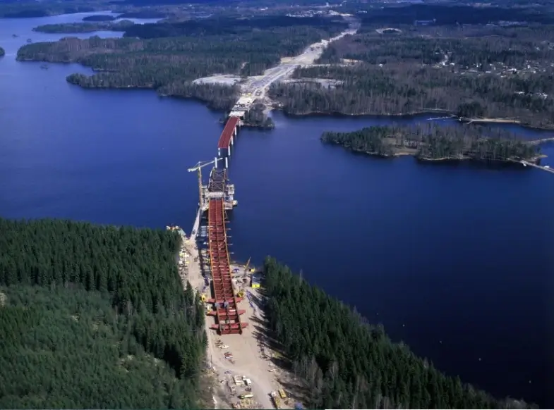 Träbro av Pindaros konstrueras över flod