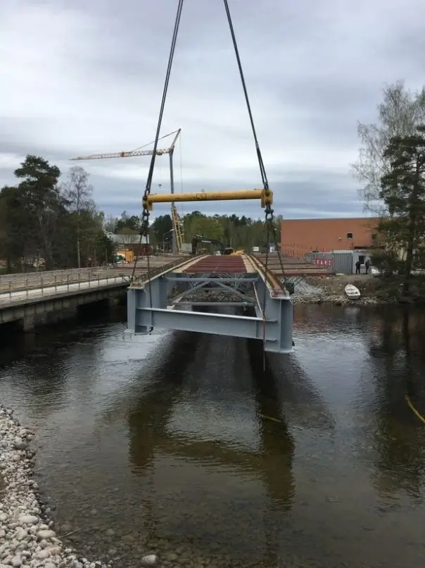 Pågående konstruktion av bro i stål och limträ